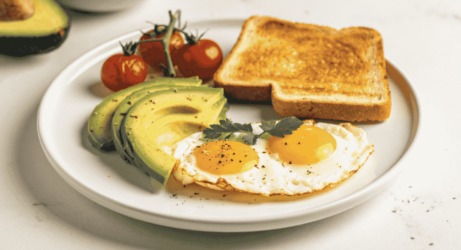 Co jeść na śniadanie, aby mieć energię przez cały poranek? Pomysły z diety pudełkowej